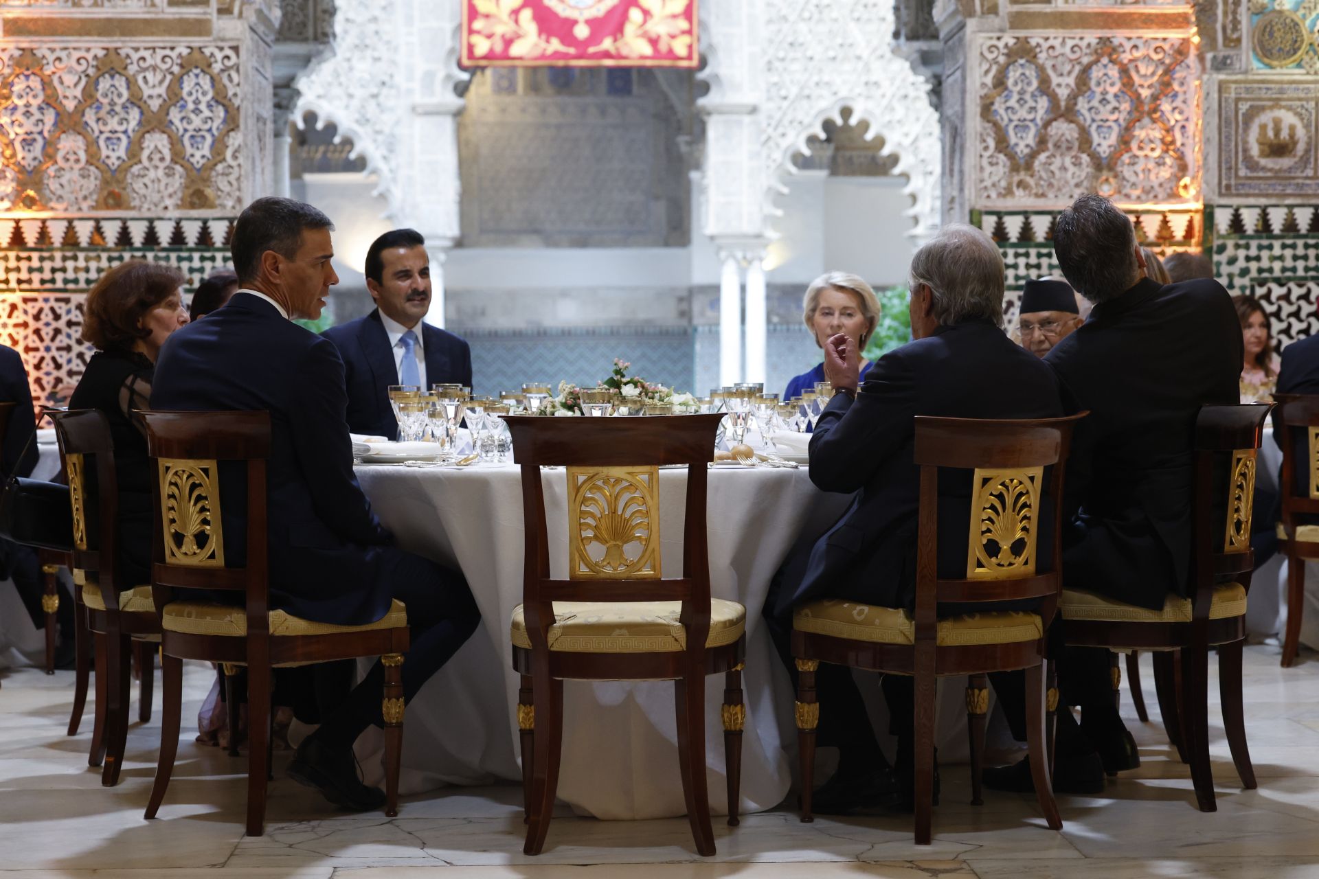 El emir de Catar, Tamim bin Hamad Al Thani (3i), conversa con el presidente del Gobierno, Pedro Sánchez (2i), la presidenta de la Comisión Europea, Ursula von der Leyen (4d), y el primer ministro nepalí, Khadga Prasad Oli (2i)