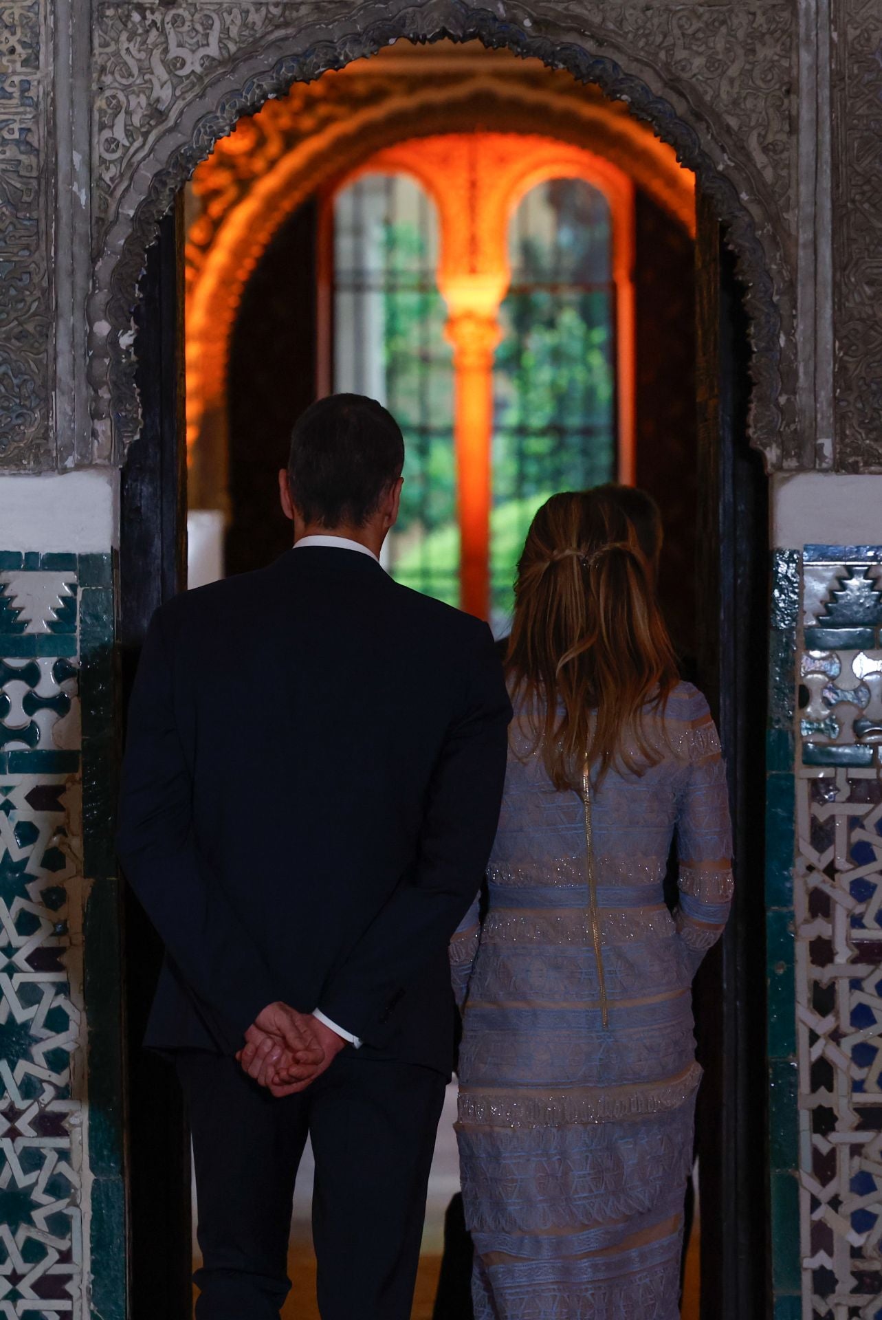 El presidente del Gobierno, Pedro Sánchez (i), y su esposa, Begoña Gómez (d)