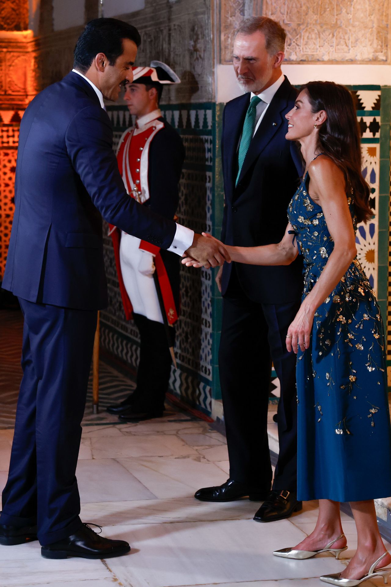 El rey Felipe VI (c) y la reina Letizia (d) reciben al emir de Catar, Tamim bin Hamad Al Thani (i)