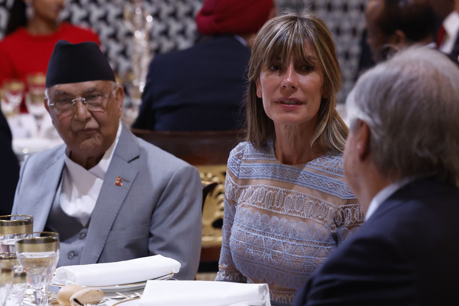 La mujer del presidente del Gobierno español, Pedro Sánchez, Begoña Gómez, conversa con el secretario general de Naciones Unidas, António Guterres (d), en presencia del primer ministro nepalí, Khadga Prasad Oli