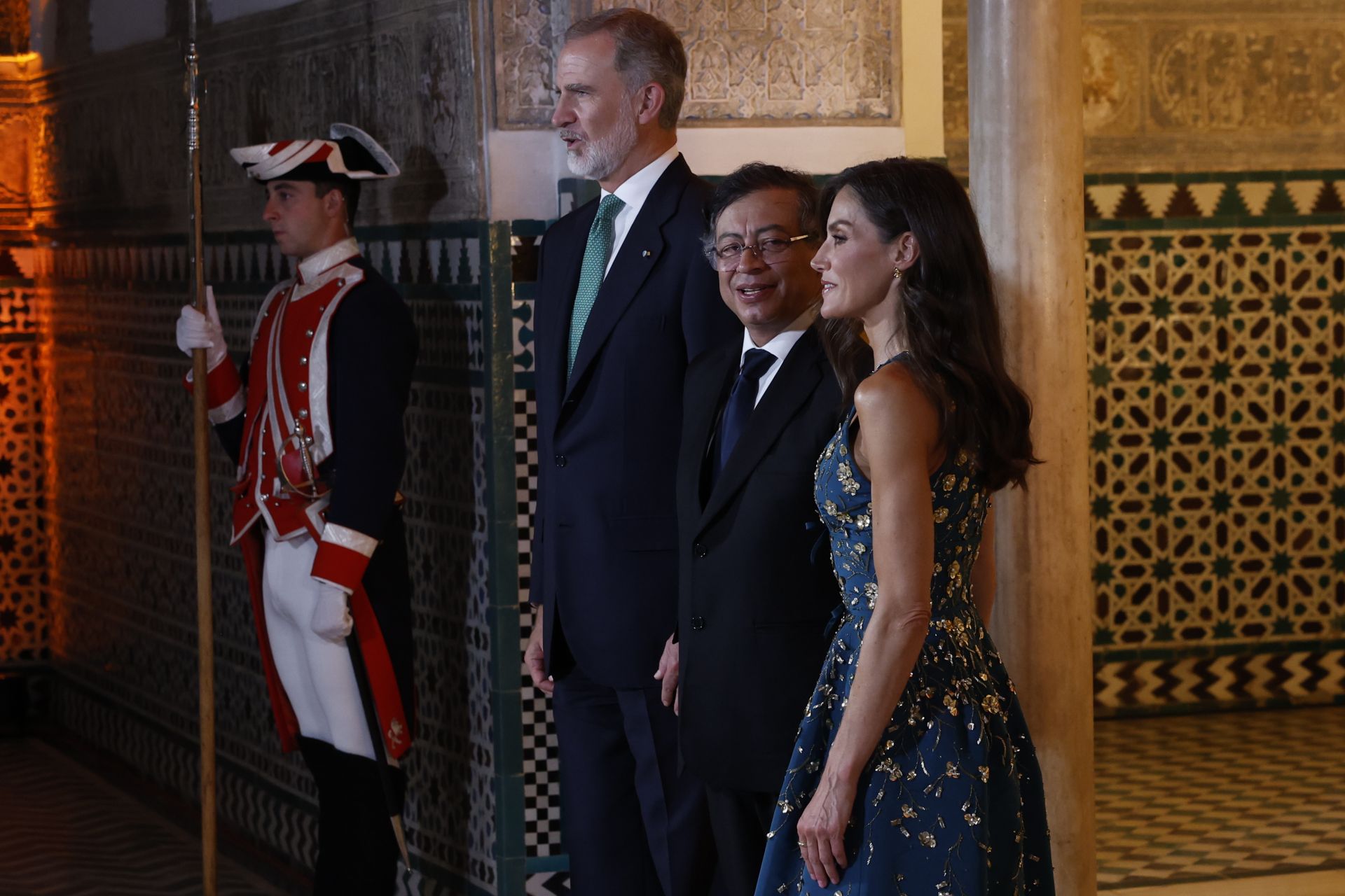 El rey Felipe VI (2d) y la reina Letizia (d) reciben al presidente de Colombia, Gustavo Petro (c)