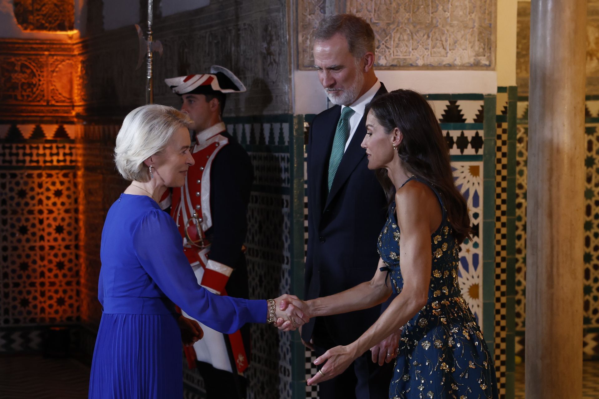 El rey Felipe VI y la reina Letizia (d) reciben a la presidenta de la Comisión Europea, Ursula von der Leyen (i)