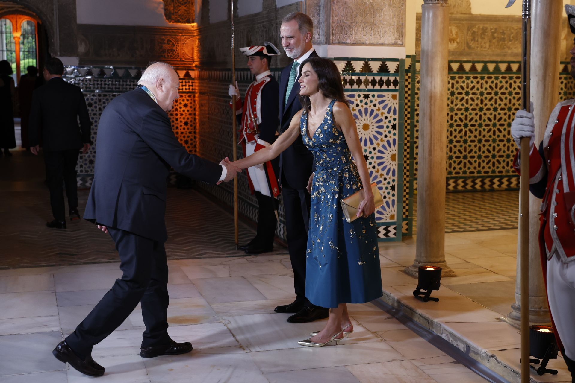 El rey Felipe VI (c) y la reina Letizia (d), reciben al alto representante de Naciones Unidas para la Alianza de Civilizaciones, Miguel Ángel Moratinos,