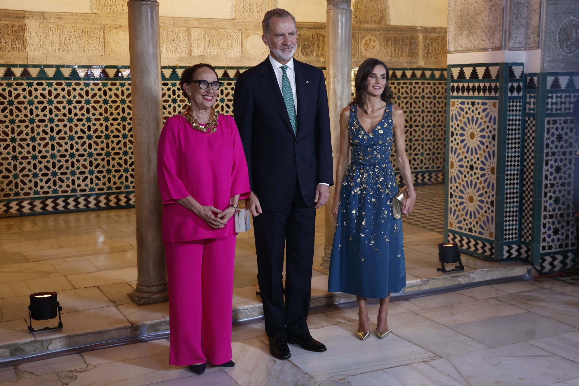 El rey Felipe VI (c) y la reina Letizia (d) reciben a la secretaria general interina de la Conferencia de las Naciones Unidas sobre Comercio y Desarrollo, Rebeca Grynspan
