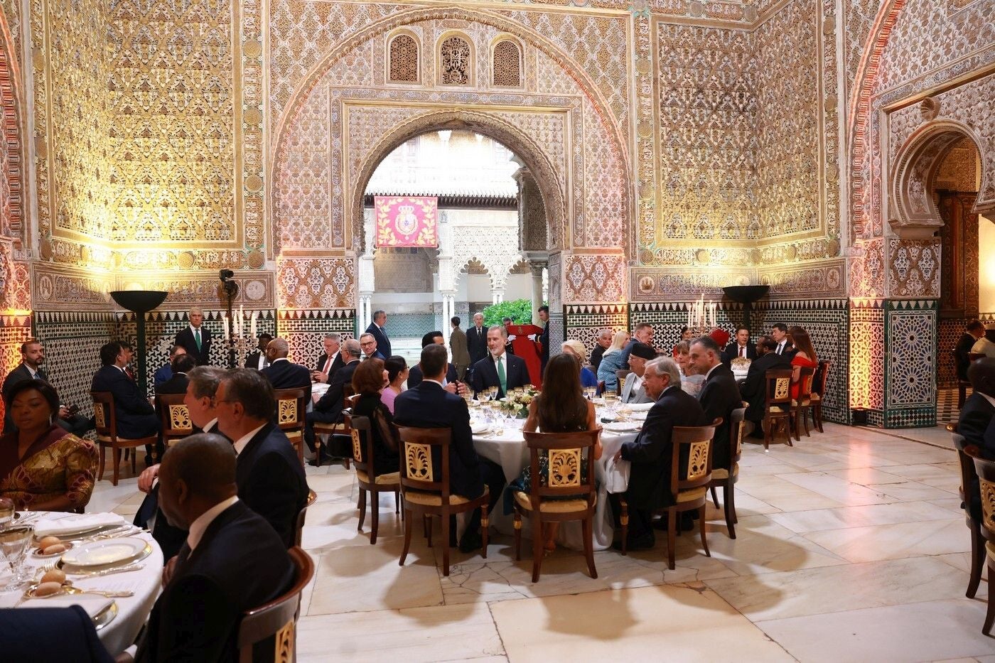 Sus Majestades los Reyes, Don Felipe y Doña Letizia, presiden en el Real Alcázar de Sevilla la cena oficial