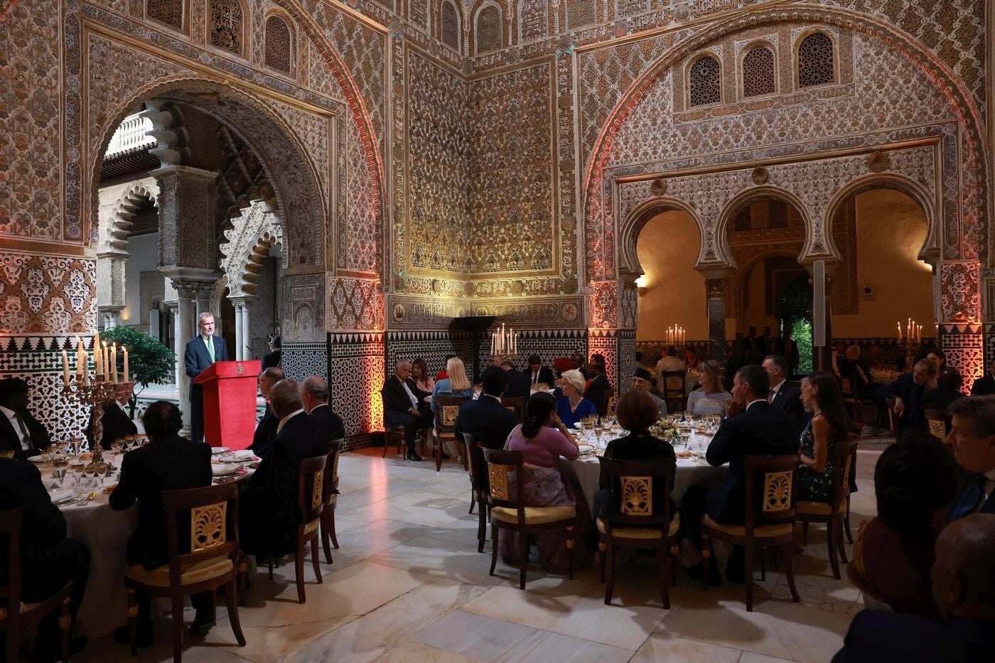 Sus Majestades los Reyes, Don Felipe y Doña Letizia, presiden en el Real Alcázar de Sevilla la cena oficial