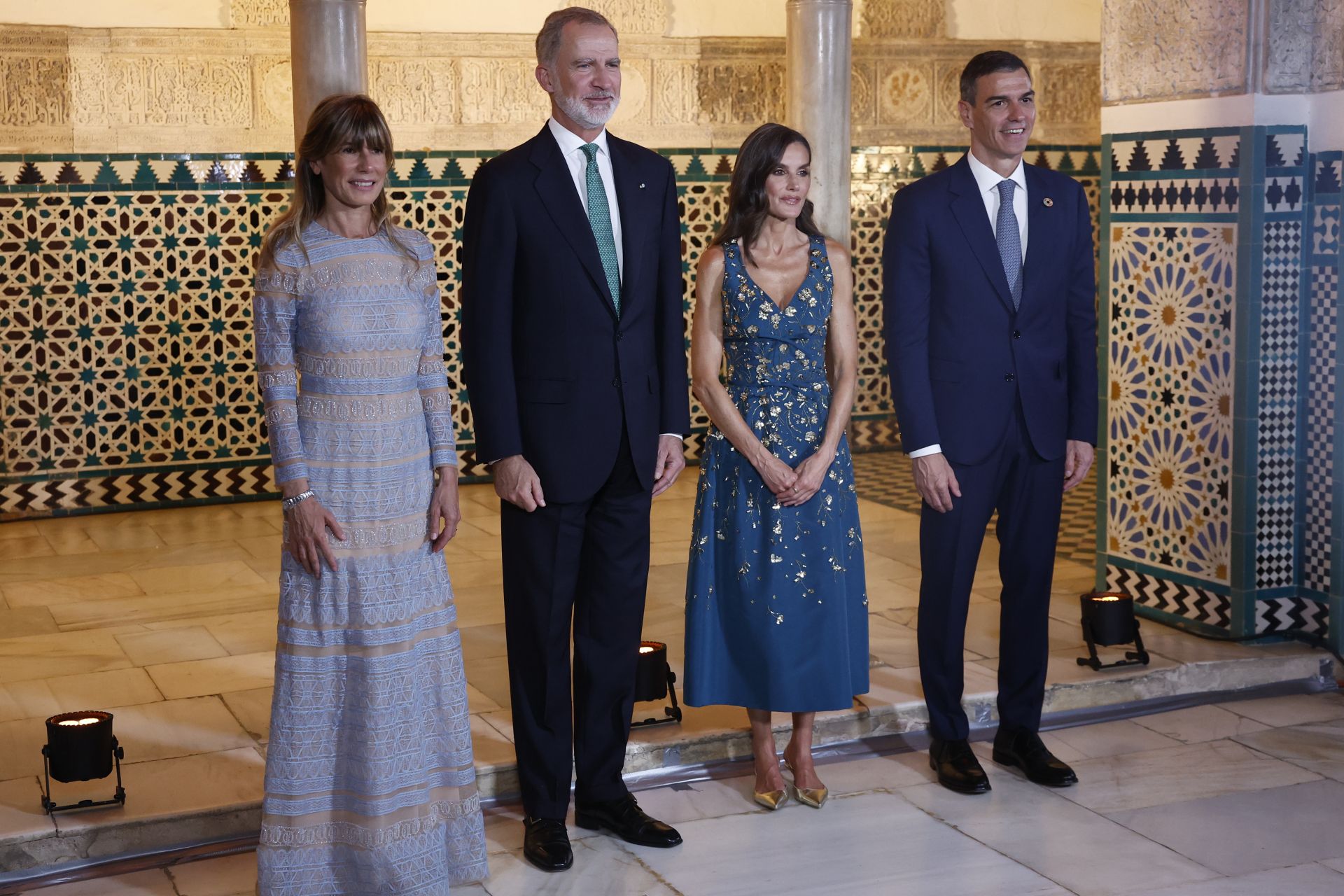 El rey Felipe VI (2i) y la reina Letizia (2d) reciben al presidente del Gobierno, Pedro Sánchez (d), y a su mujer, Begoña Gómez