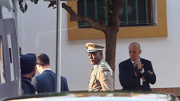 Un mandatario antes de su entrada en la cena de la Casa de Dueñas