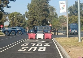 Vecinos de Sevilla Este atrapados por la Cumbre de la ONU: «Tengo que llevar a mi madre al médico y no tengo ni idea de por dónde voy a salir»