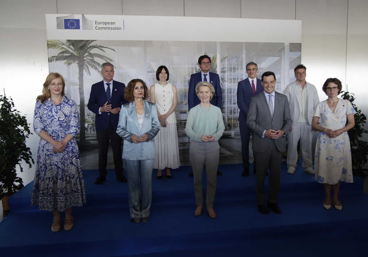 Úrsula Von der Leyen, en Sevilla, rodeada de autoridades centrales, autonómicas y locales