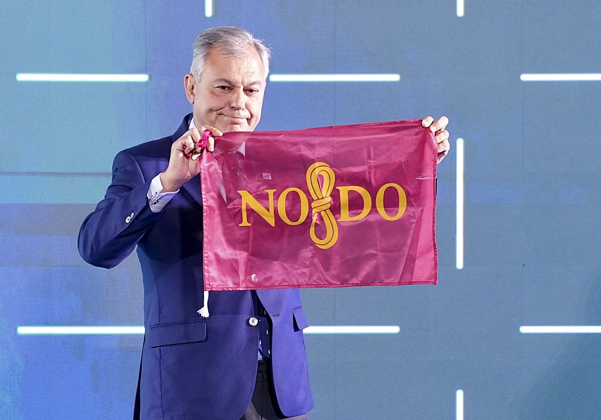 El alcalde José Luis Sanz con una bandera de la ciudad de Sevilla