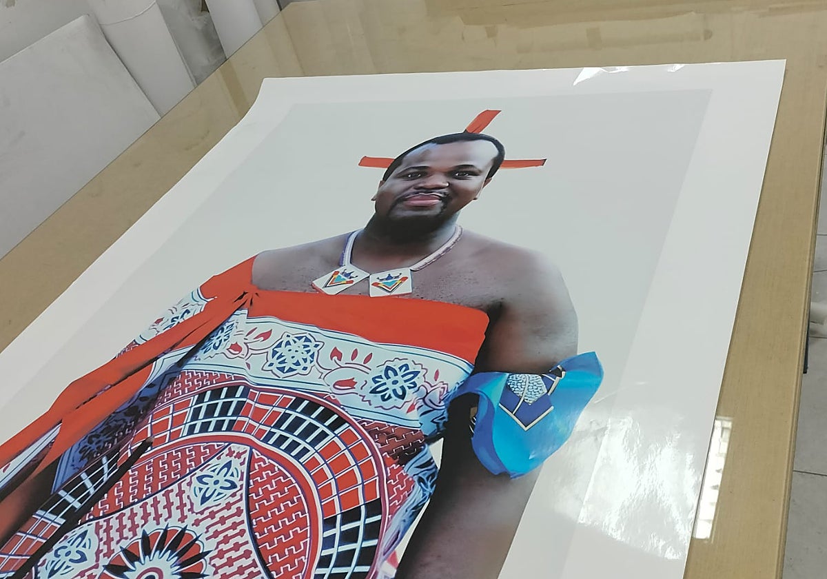 La imagen del rey Mswati III de Suazilandia, impresa en una imprenta de Sevilla