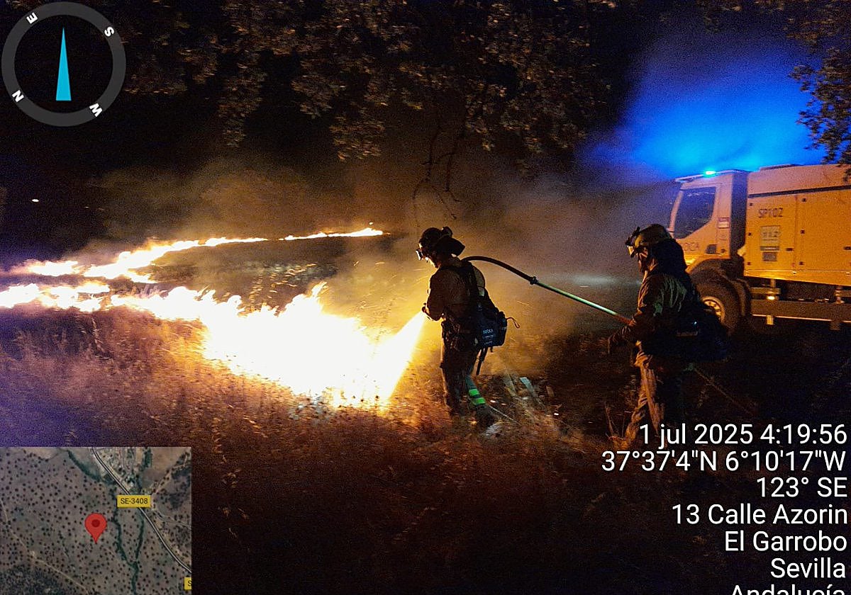 Bomberos trabajando en el incendio de El Garrobo durante la madrigada de este martes