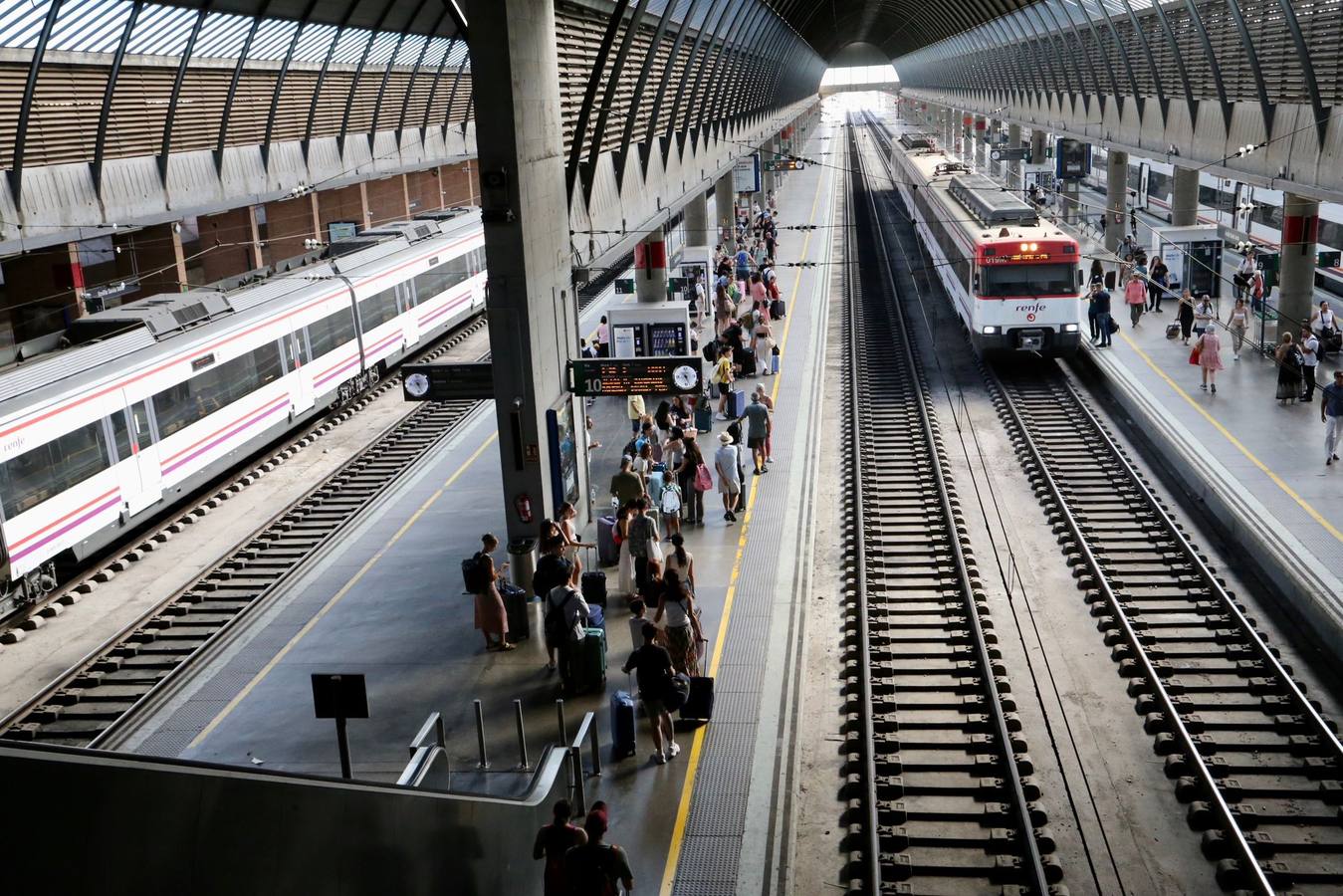 Miles de usuarios abarrotan de nuevo Santa Justa tras una nueva incidencia técnica