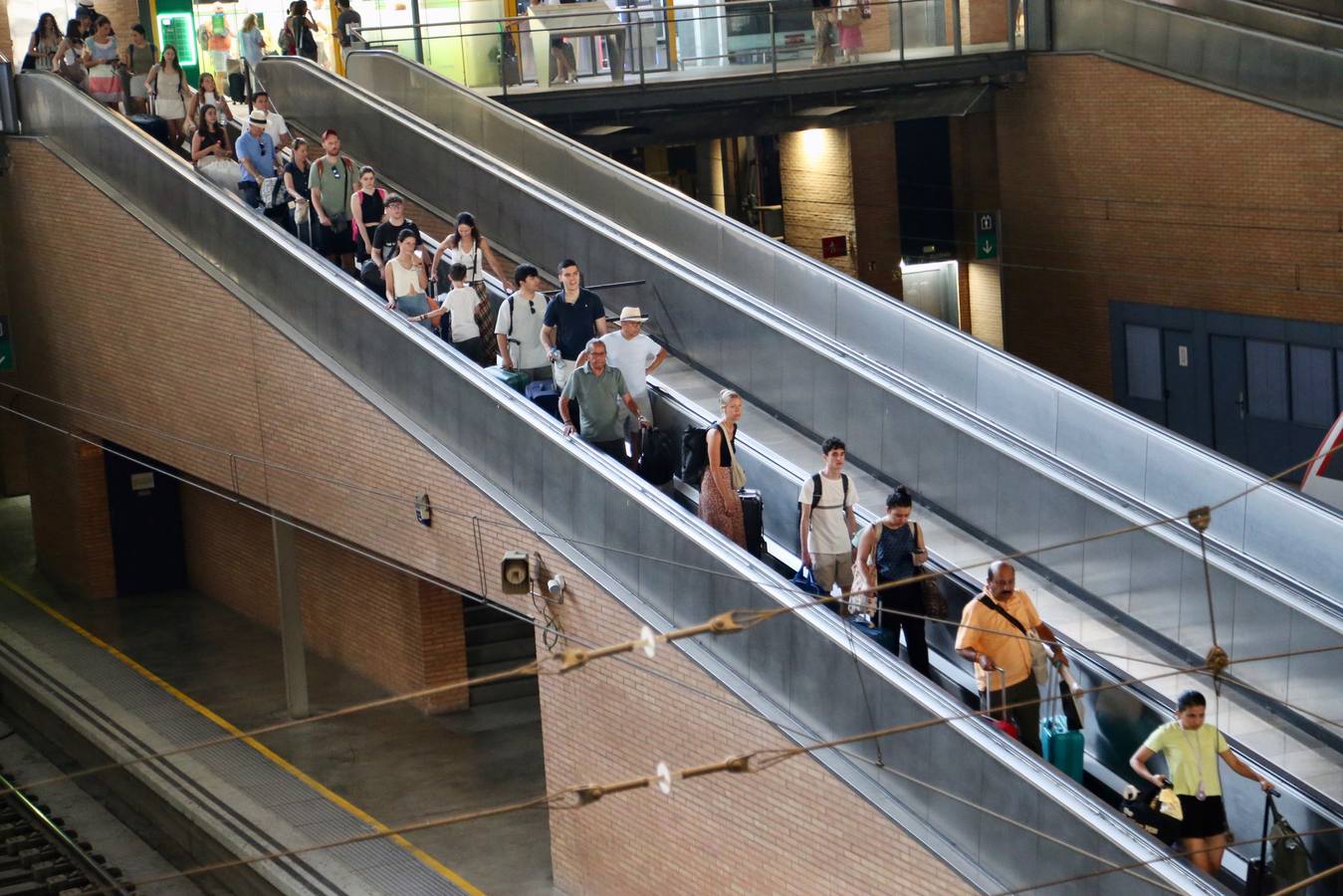 Miles de usuarios abarrotan de nuevo Santa Justa tras una nueva incidencia técnica