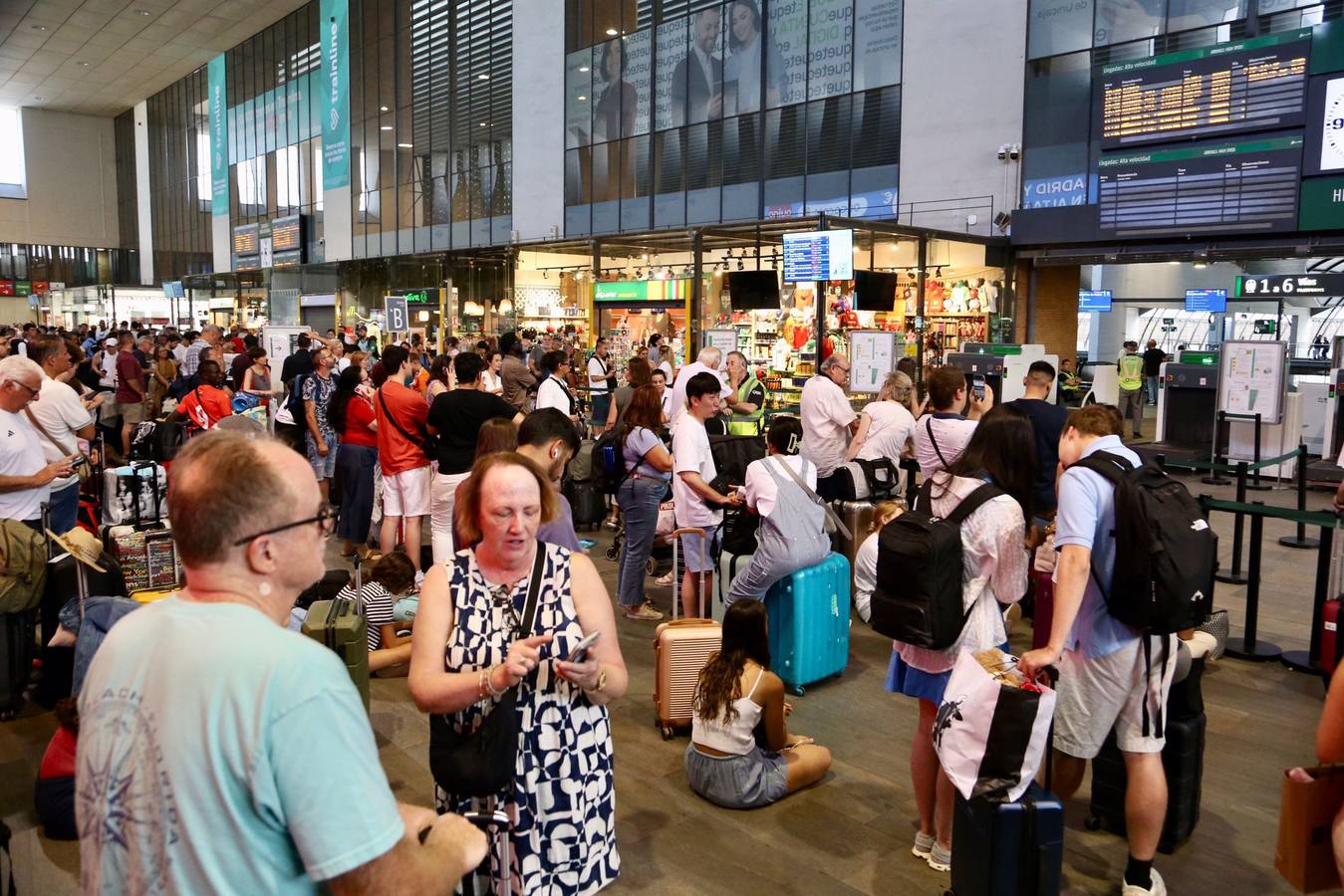 Miles de usuarios abarrotan de nuevo Santa Justa tras una nueva incidencia técnica