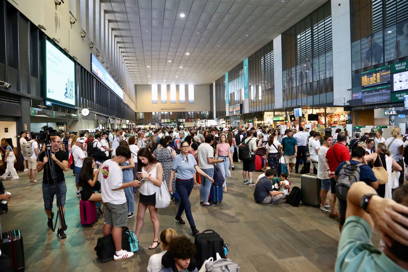 Miles de usuarios abarrotan de nuevo Santa Justa tras una nueva incidencia técnica