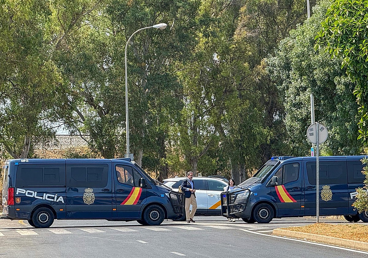 Furgones de la Policía Nacional cortan el tráfico en la zona de Sevilla Este