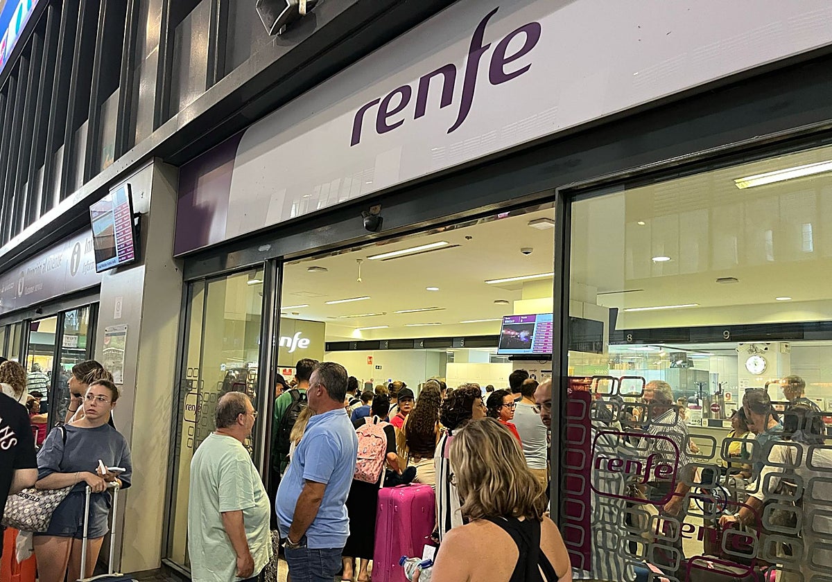 Oficina de Renfe en la estación de Santa Justa en la mañana de este martes