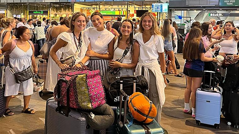 Las averías en la red ferroviaria vuelven a causar el caos en Santa Justa: «Espero llegar a mi cita médica en Madrid»