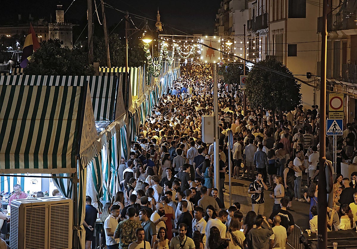 Ambiente en las casetas de la calle Betis durante la Velá de Triana de 2024
