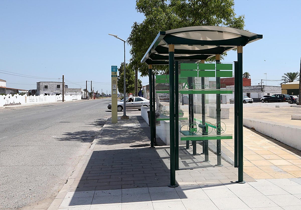 La parada de autobús frente a la que el menor fue apuñalado