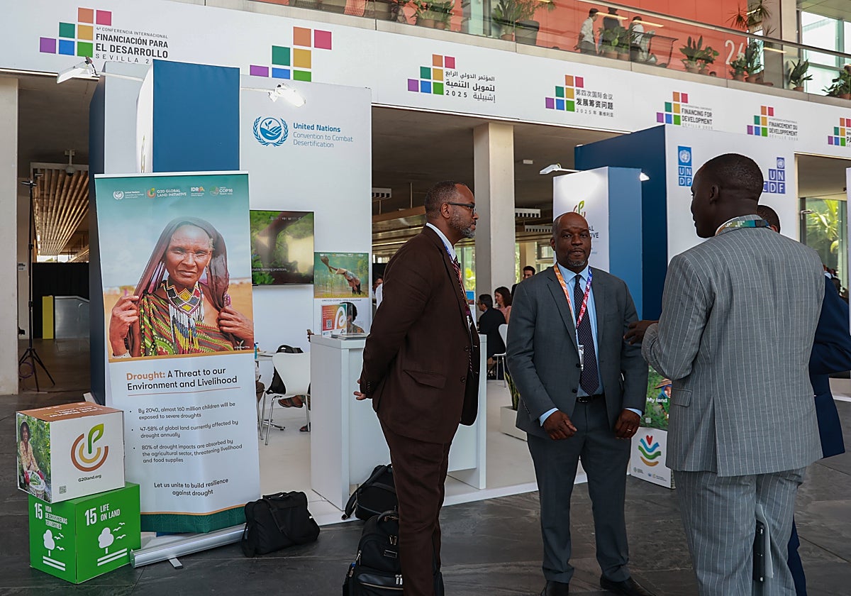 Participantes en la Conferencia Internacional en el Palacio de Exposicines y Congresos de Sevilla