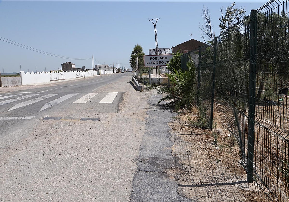 Restos de sangre en la calzada junto al vallado, donde cayó la víctima cuando intentaba huir con su moto