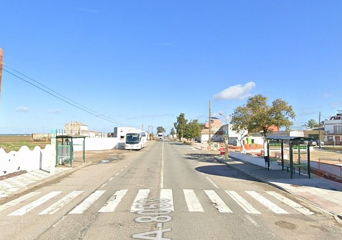 Parada de autobús del poblado Alfonso XIII, en Isla Mayor