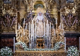 La Virgen del Rocío, en el retablo mayor del Salvador, en los cultos preparatorios de la coronación