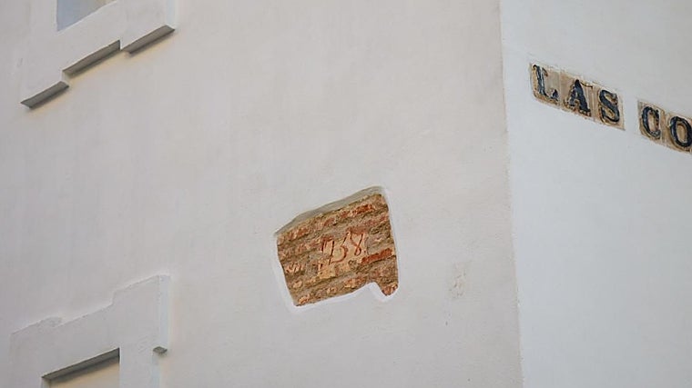 Detalle en la fachada de la iglesia de San Hermenegildo
