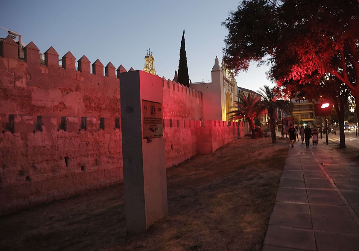 La nueva iluminación de la muralla de la Macarena