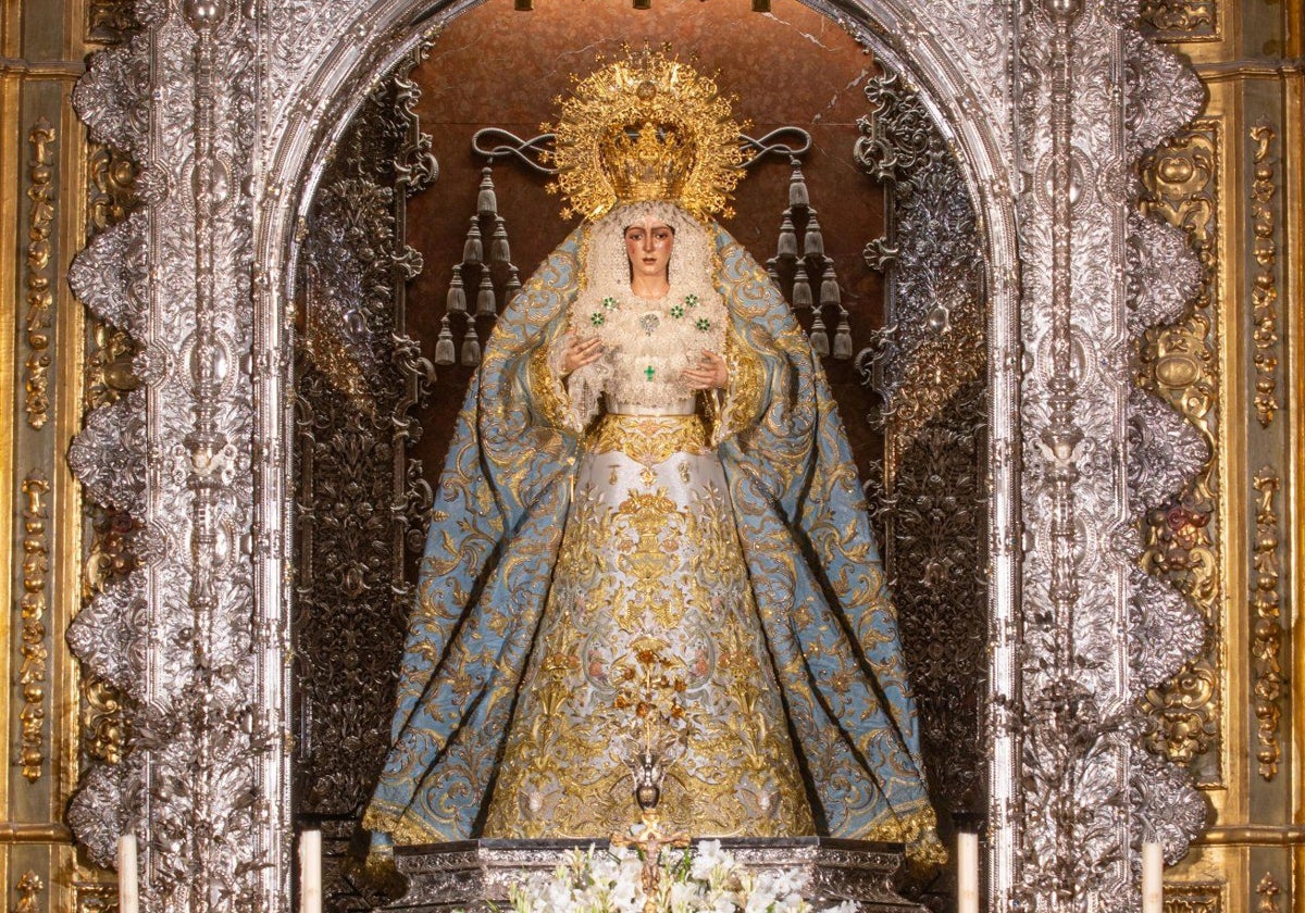 La Esperanza Macarena, en su camarín antes de ser trasladada al IAPH