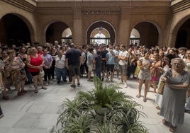 Vecinos de Isla Mayor guardan un minuto de silencio por Dani, el joven de 17 años apuñalado
