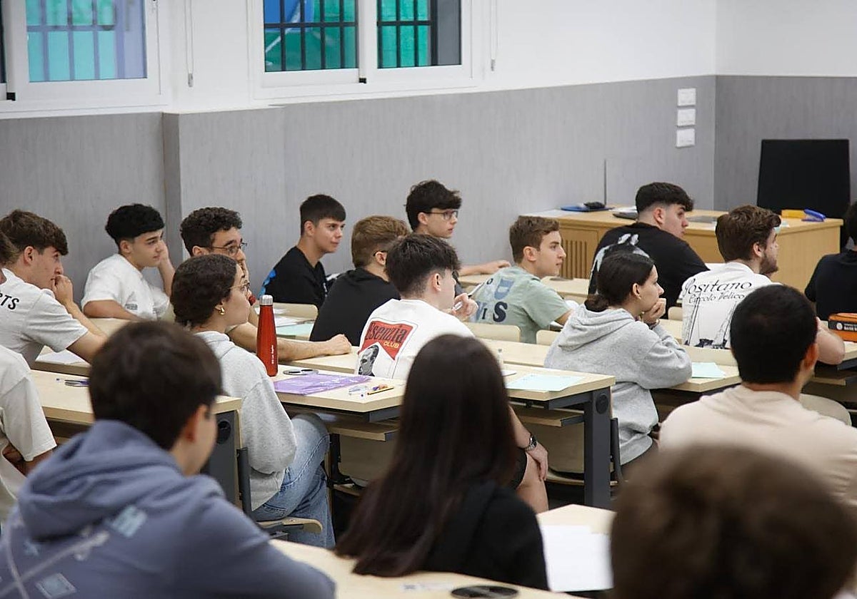 Un aula durante las pruebas de acceso a la Universidad