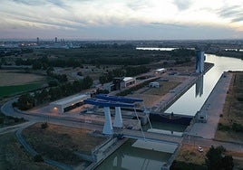 Avanzan las obras para sustituir la rótula de la esclusa rota en el Puerto de Sevilla