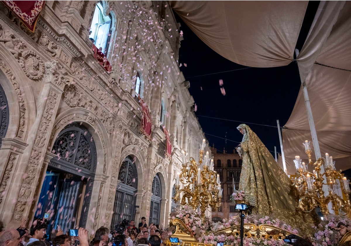 La Virgen del Rocío, durante su traslado a la Catedral de Sevilla