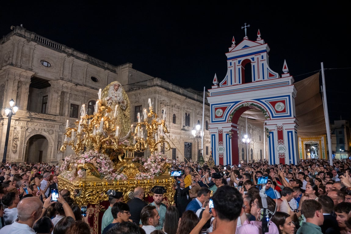 El traslado de la Virgen del Rocío a la Catedral, en imágenes