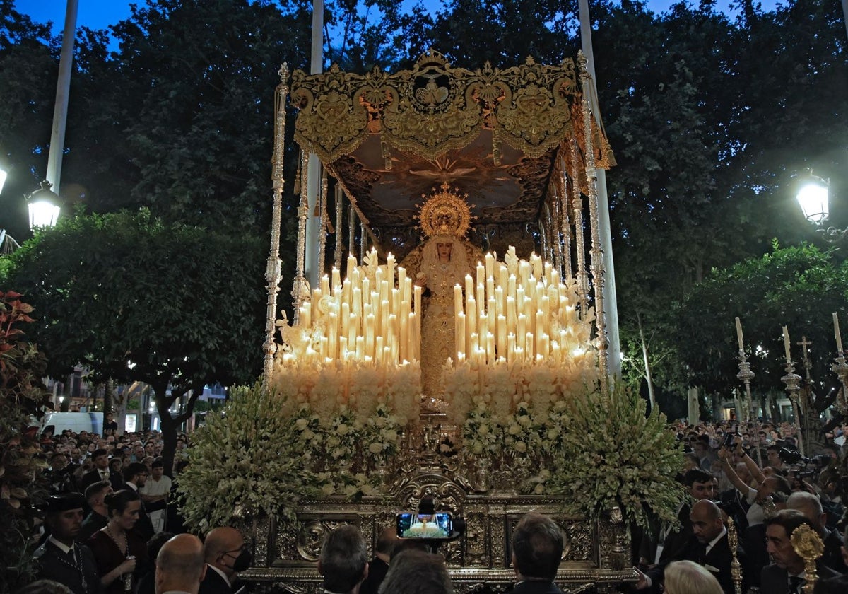 La Virgen del Rocío avanza por la Avenida de la Constitución tras ser coronada