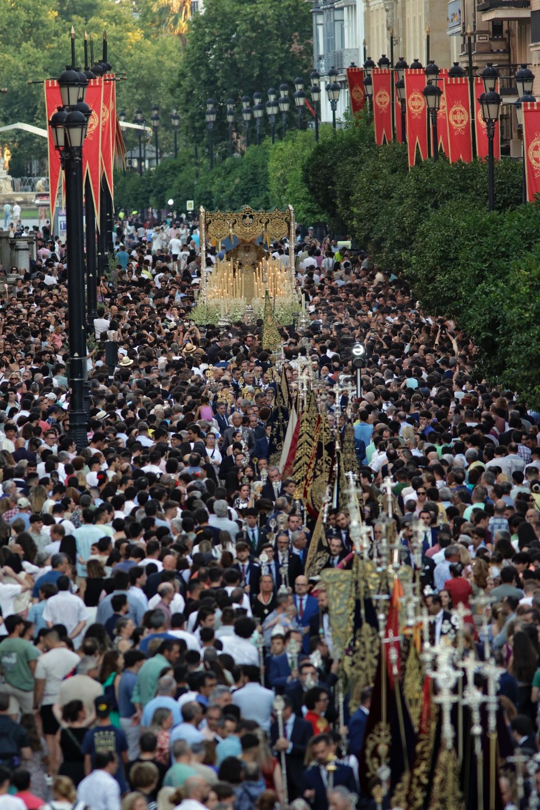 Una multitud de personas acompañó a la Virgen del Rocío hasta su iglesia tras ser coronada en la Catedral de Sevilla