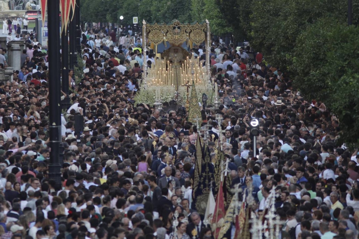 Una multitud de personas acompañó a la Virgen del Rocío hasta su iglesia tras ser coronada en la Catedral de Sevilla