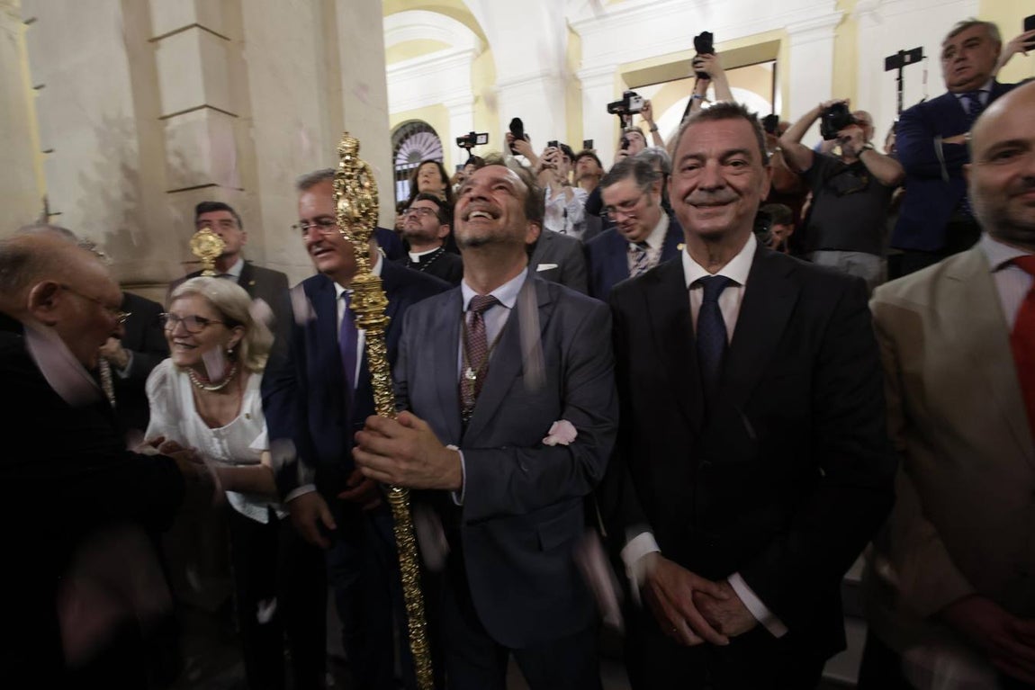 Una multitud de personas acompañó a la Virgen del Rocío hasta su iglesia tras ser coronada en la Catedral de Sevilla