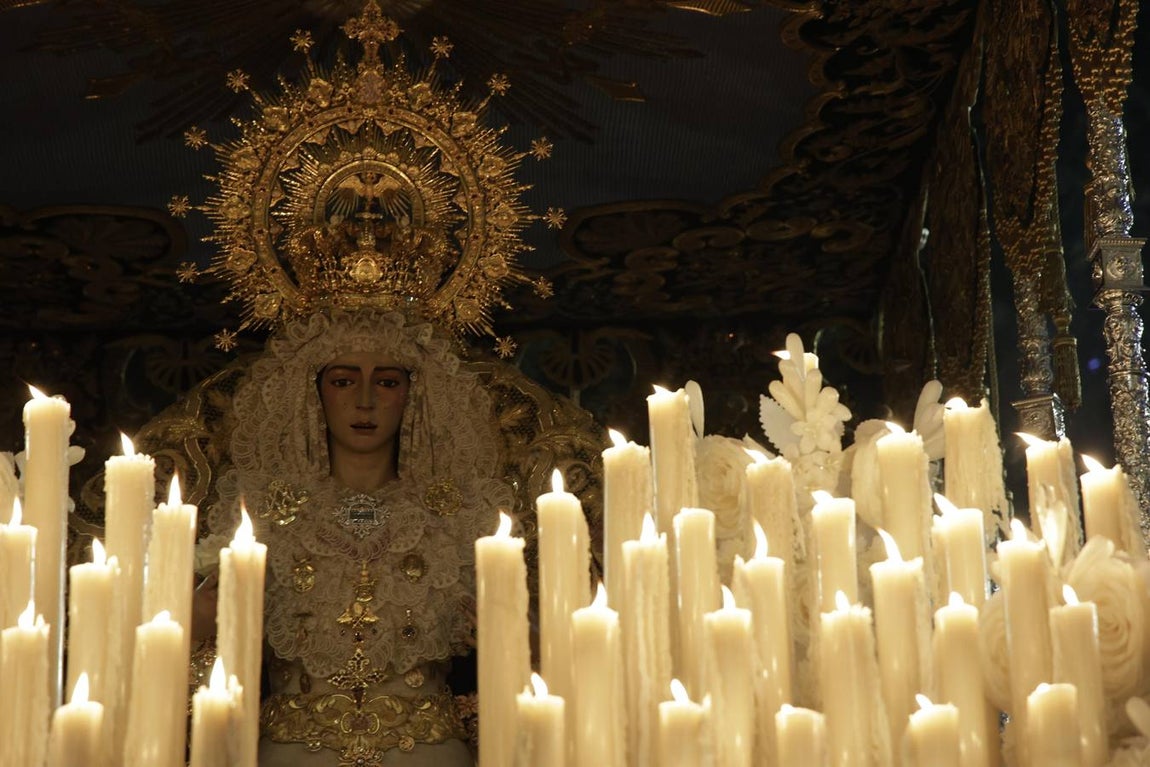 Una multitud de personas acompañó a la Virgen del Rocío hasta su iglesia tras ser coronada en la Catedral de Sevilla