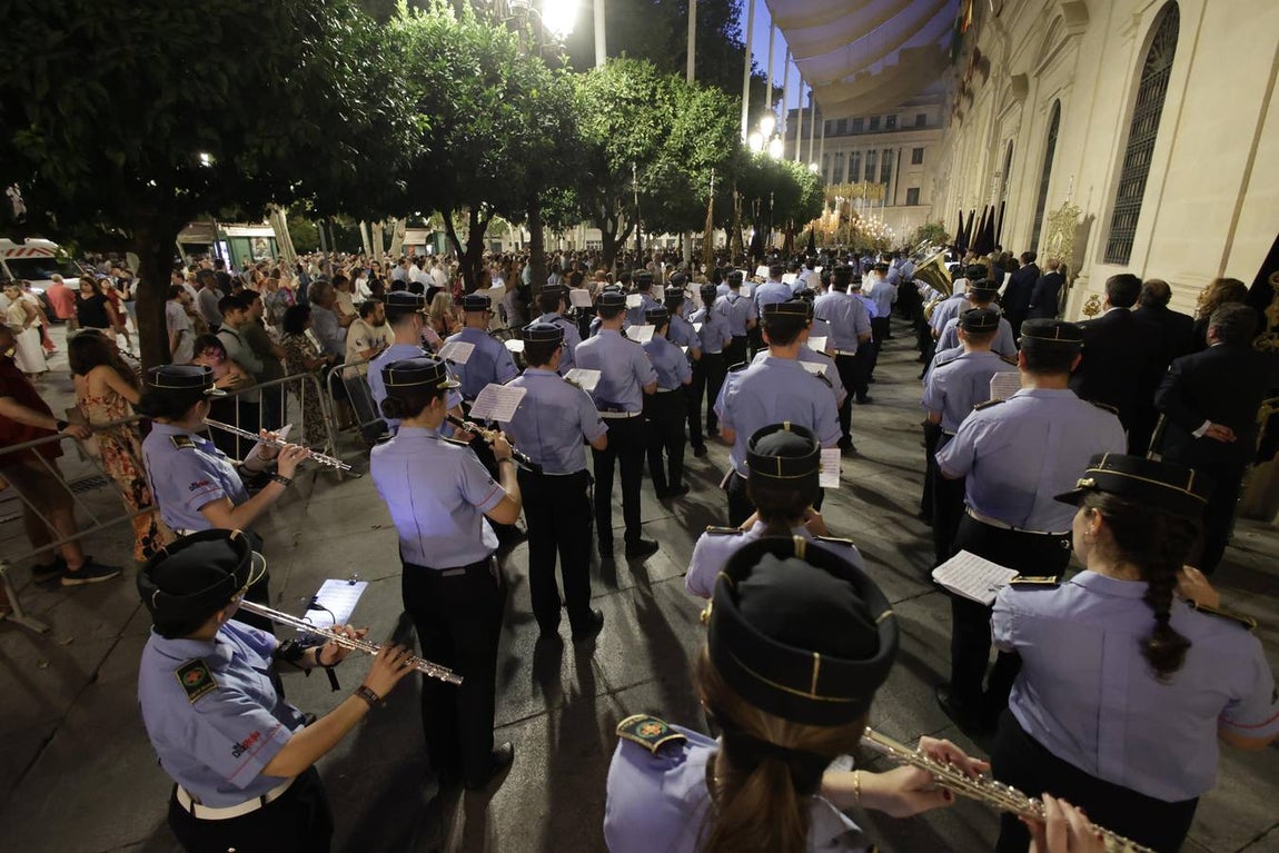 Una multitud de personas acompañó a la Virgen del Rocío hasta su iglesia tras ser coronada en la Catedral de Sevilla