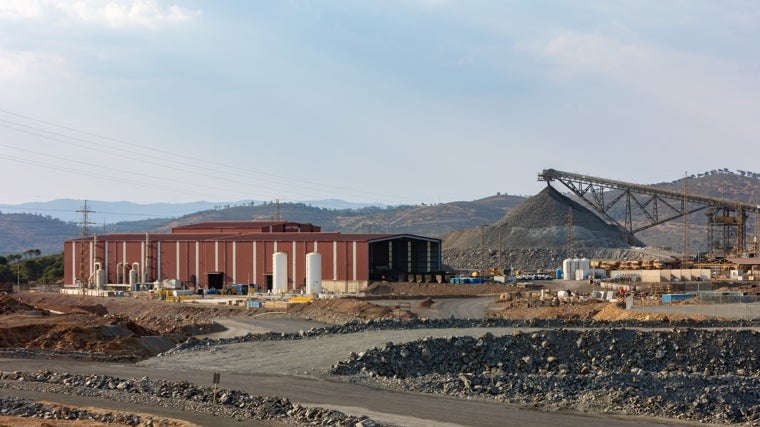La nave rojiza alberga la planta industrial de Laín Tech y al fondo está el mineral extraído por Atalaya Mining