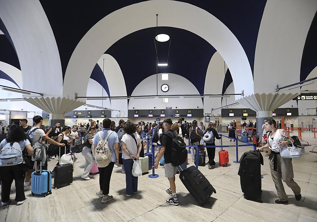 Pasajeros en los mostradores de facturación del aeropuerto de Sevilla
