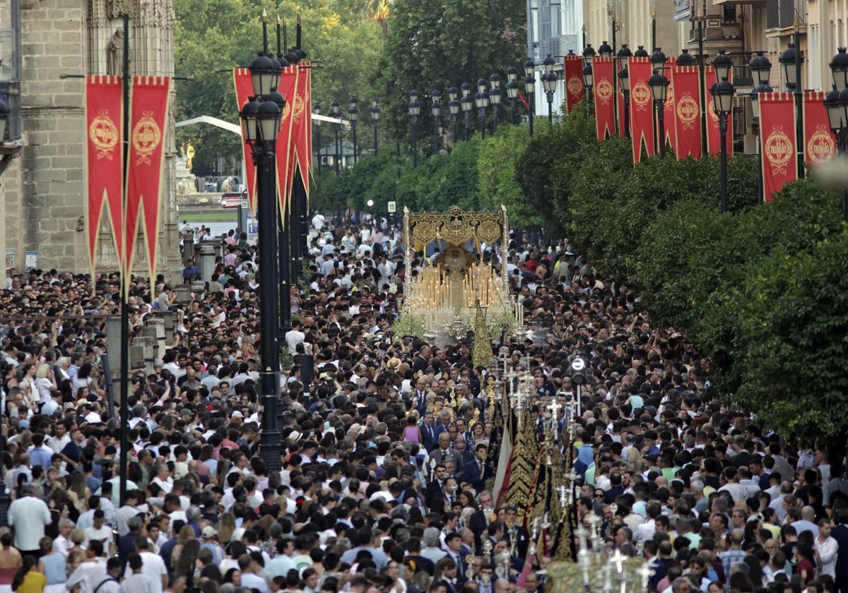 La Virgen del Rocío recorre una Avenida de la Constitución repleta de público