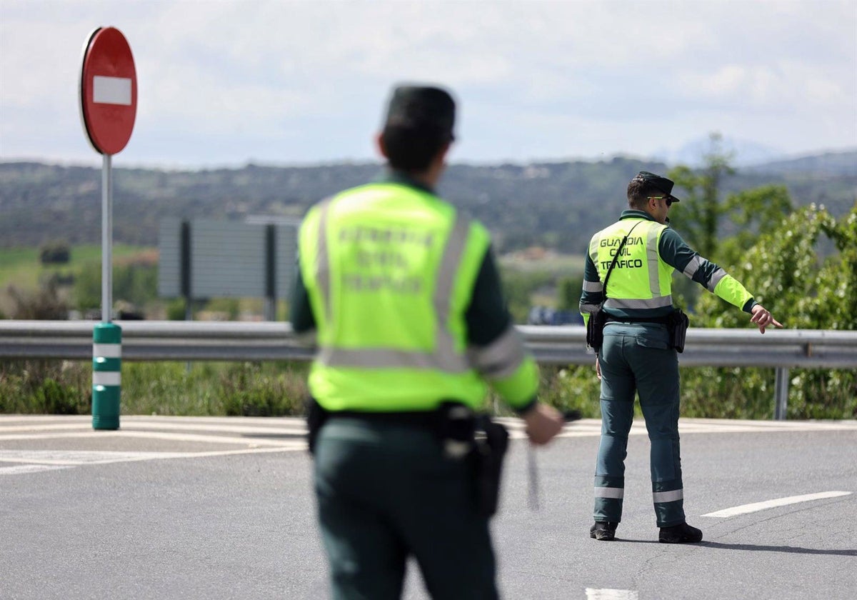 Una pareja de agentes de la Guardia Civil en una imagen de archivo