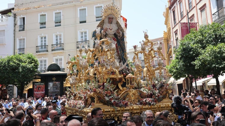 La Virgen del Rocío en el paso del Rosario de San Julián durante el traslado de ida