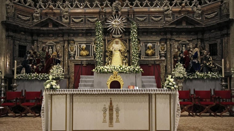 El altar de la coronación canónica de la Virgen del Rocío de la Redención